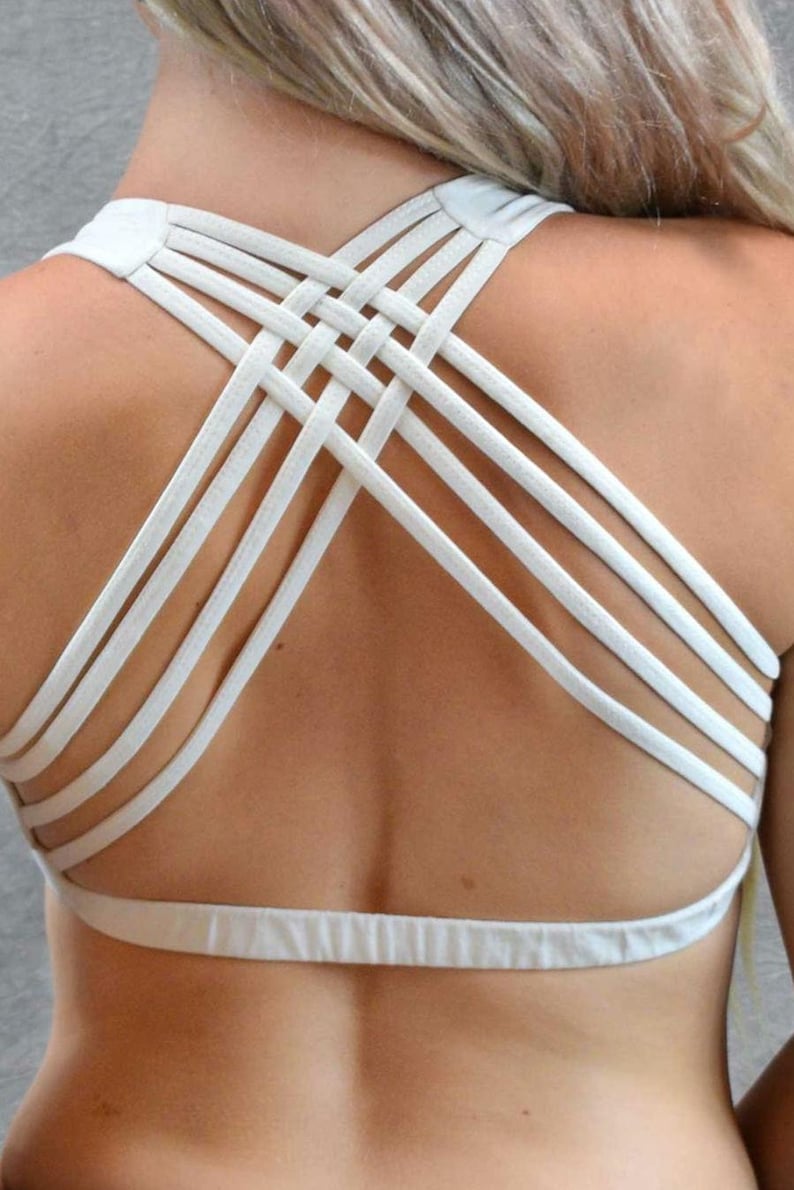 ​Close-up (Knotwork): Detailed macro view of the artisanal knotting on the upper back, showing high-quality stitching and fabric texture.