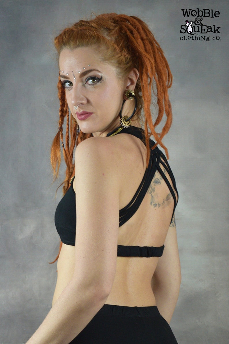 ​Side Angle: Side view of a fitted sports bra highlighting the thick, stay-put bottom band for high-movement support.