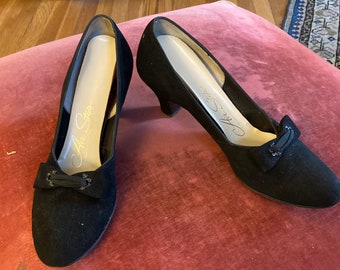 1950's Black pumps "Air Step the shoe with the magic sole." Pointy toes, small heel!