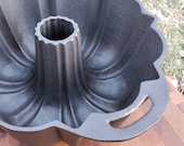 Vintage Lodge BUNDT Cast Iron Cake Mould, 1950 39 s.