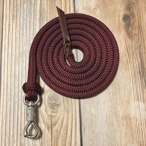 Op de afbeelding: Een maroon touwhalster met een bruin leren handvat en een zilveren draaibare karabijnhaak.