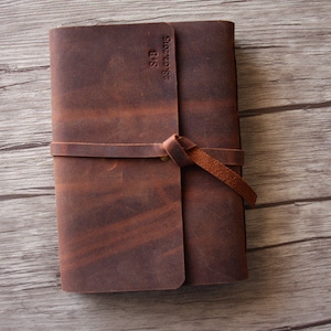 Personalisiertes LederBuch A5, personalisiertes Skizzenbuch, Leder Notizbuch Hülle aus gefütterten Papier, großes nachfüllbares Ledertagebuch für Männer