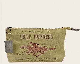 Può includere: Una pochette con cerniera in tela beige con un'illustrazione marrone e bianca di un cavaliere a cavallo. La pochette ha il testo "1.800 MILES IN 10 DAYS! PONY EXPRESS OVERLAND ROUTE ST. JOSEPH TO SACRAMENTO NET 20 LBS," stampato su di essa.