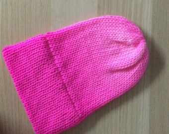 Handmade Beanie that has been hand-dyed in a ombere Hot Pink 100% Australian superwash wool, This beanie will fit teen through to Adult.