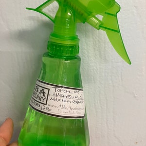 Può includere: Un flacone spray in plastica verde lime traslucido con erogatore a grilletto. Un'etichetta bianca riporta il testo ABBA APOTHECARY, 12oz, Topical Use Magnesium Oil Maximum Strength e www.AbbaApothecary.com Daytona Beach, Florida.