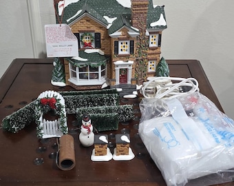 Department 56 Snow Village 2000 Holly Lane 54977 In Box With Accessories