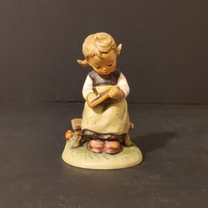 Vintage W.Goebel Alemanha Ocidental 1963 Estatueta de menina nº 357 &quot;Estudante ocupada&quot; Menina com livro - Estatueta de exibição altamente colecionável de 1964-1972
