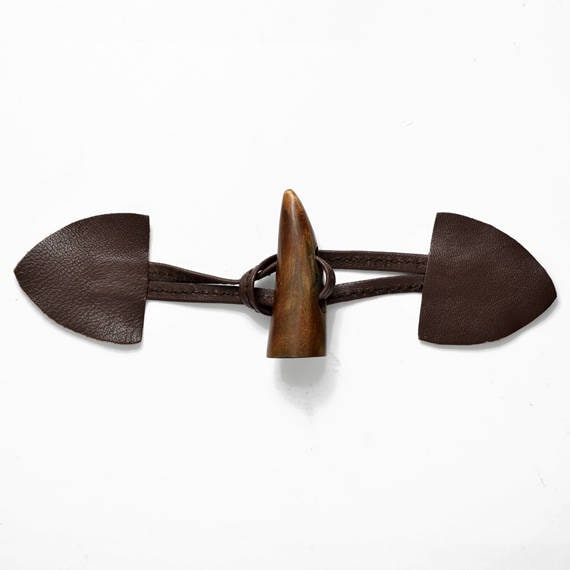 Chris.W Camel Leather Sew-On Toggles Closure with Wood Horn