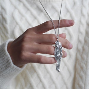 Collana con ciondolo di medie dimensioni in corteccia di pino fuso in bronzo o argento. Collana junghiana