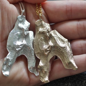 Grande collana di corteccia di pino in bronzo e argento.