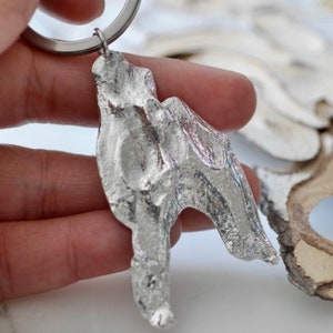 Portachiavi in bronzo e argento sterling con corteccia di pino