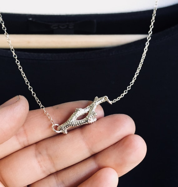 Collier Ethnique Corail Et Médaillon Argent – 52 Cm – Occasion Très Bon état