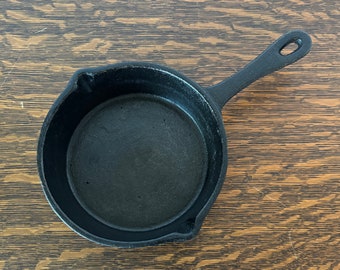 Tablecraft Cast Iron Raised Pan - 6" x 9"