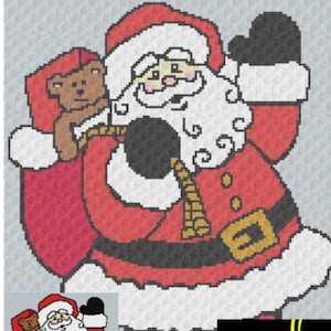 Op de afbeelding: Een haakpatroon voor een cartoon-kerstman die een teddybeer en een zak met cadeaus vasthoudt. Het patroon is in zwart-wit met rode, gele en blauwe accenten. Het patroon is getiteld "Crochet a Memory" en is auteursrechtelijk beschermd 2021.