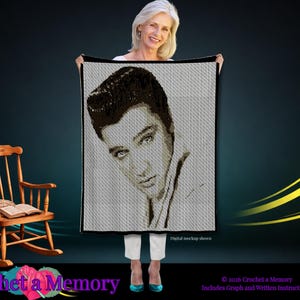 Peut inclure: Une couverture rectangulaire au crochet présentant un portrait en noir et blanc d'Elvis Presley. La couverture a une bordure noire unie et un motif de points texturé. Le texte "Digital mockup shown" est visible dans le coin inférieur droit.