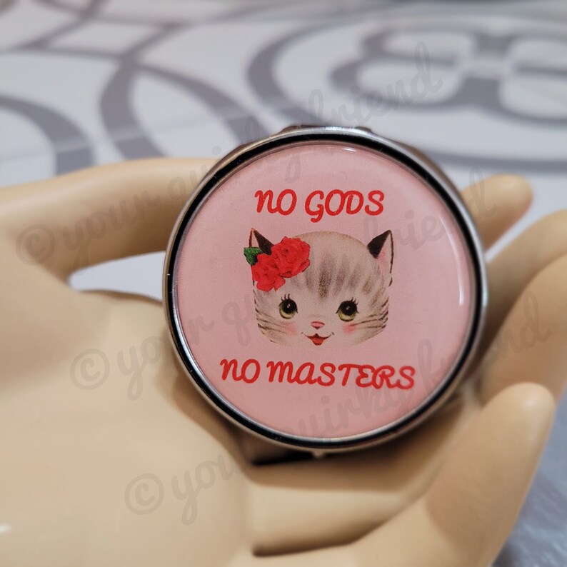 No Gods No Masters Metal Pill Box Kitsch Kitten Stash Box Trinket Box Kitty Cat Pill Case Vitamins Weed Meds Pills bild 2