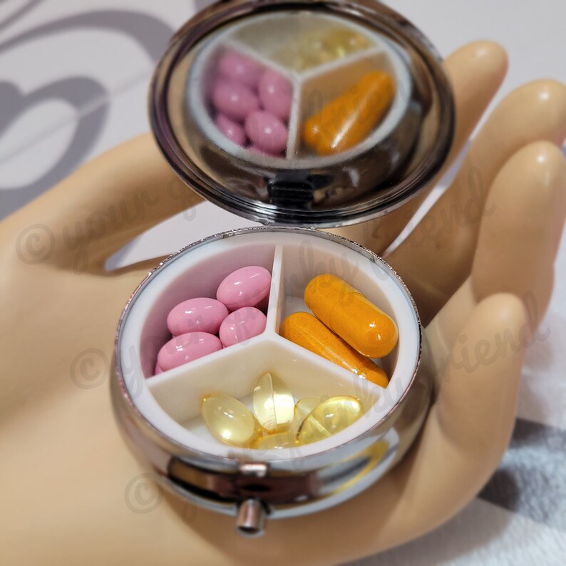 No Gods No Masters Metal Pill Box Kitsch Kitten Stash Box Trinket Box Kitty Cat Pill Case Vitamins Weed Meds Pills bild 3