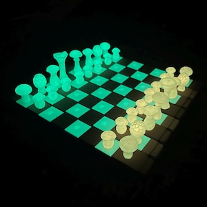 Juego de ajedrez con piezas de setas que brillan en la oscuridad y damas de bellota. Regalo personalizado: tablero de ajedrez portátil de troncos de madera y juego de damas con temática de la naturaleza.