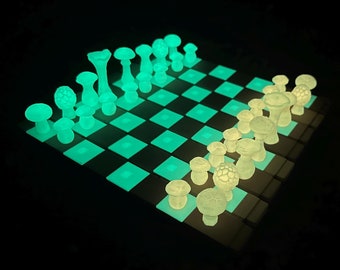 Glow in the dark paddenstoelschaakstukken en eikeldammen aangepast cadeau: draagbaar schaakbord en damspel met natuurthema