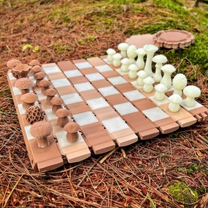 Tablero de ajedrez de troncos de madera con piezas de ajedrez en forma de hongo y damas de bellota. Regalo personalizado: juego de ajedrez portátil con decoración que brilla en la oscuridad con temática de la naturaleza.