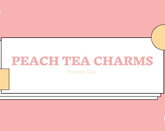 Könnte beinhalten: Pfirsich-Tee-Anhänger aus Polymer Clay. Das Bild zeigt ein weißes Rechteck mit schwarzen Umrandungen, übereinander gelegt, mit dem Text "PEACH TEA CHARMS" in rosa Buchstaben und "Polymer Clay" in einer kleineren Schrift darunter. Der Hintergrund ist rosa.