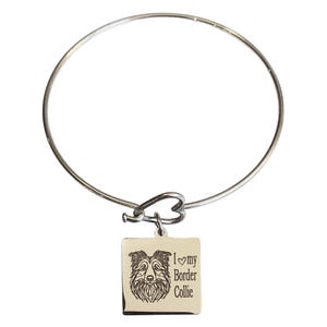 Può includere: Un braccialetto a cerchio color argento con chiusura a forma di cuore. Un ciondolo quadrato pende dalla chiusura, con un'incisione dettagliata del volto di un Border Collie e le parole "I love my Border Collie".