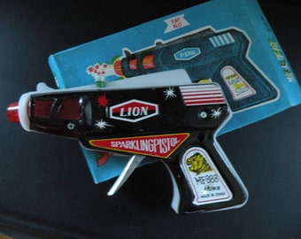 Toy Pistol, Sparkling Pistol, Lion, new in the box, MF888 , Works, Vintage toy