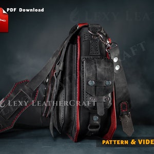 Puede incluir: Bolso de mensajero de cuero negro con costuras rojas y un peque&ntilde;o bolsillo en la parte delantera. El bolso tiene una correa y una hebilla de metal. El bolso est&aacute; sobre un fondo oscuro con el texto "Lexy Leathercraft" y "Pattern & Video" visible.