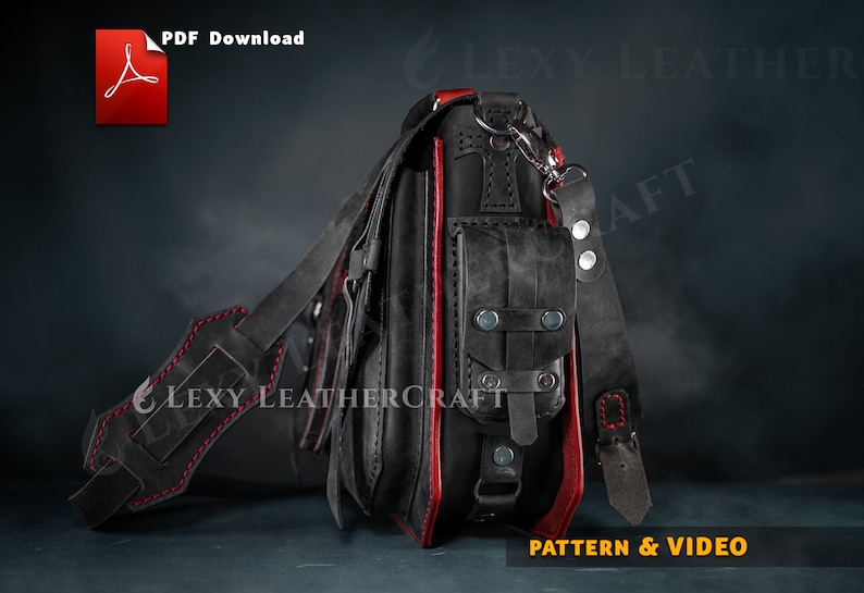 Puede incluir: Bolso de mensajero de cuero negro con costuras rojas y un peque&ntilde;o bolsillo en la parte delantera. El bolso tiene una correa y una hebilla de metal. El bolso est&aacute; sobre un fondo oscuro con el texto "Lexy Leathercraft" y "Pattern & Video" visible.