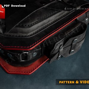 Puede incluir: Primer plano de un bolso de cuero negro con costuras rojas y herrajes met&aacute;licos. El bolso tiene una solapa con cierre de hebilla y una correa. El texto "LEXY LEATHERCRAFT" es visible en el bolso. Los textos "PDF Download" y "PATTERN & VIDEO" tambi&eacute;n son visibles en la imagen.