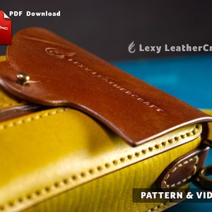 Puede incluir: Primer plano de un bolso de cuero amarillo con una solapa de cuero marr&oacute;n y un cierre de lat&oacute;n. El bolso tiene un dise&ntilde;o cosido y el texto "Lexy LeatherCraft" est&aacute; estampado en la solapa. El texto "PATTERN & VIDEO" es visible en la parte inferior de la imagen.
