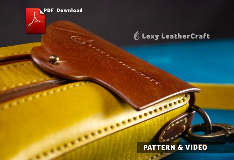 Puede incluir: Primer plano de un bolso de cuero amarillo con una solapa de cuero marr&oacute;n y un cierre de lat&oacute;n. El bolso tiene un dise&ntilde;o cosido y el texto "Lexy LeatherCraft" est&aacute; estampado en la solapa. El texto "PATTERN & VIDEO" es visible en la parte inferior de la imagen.
