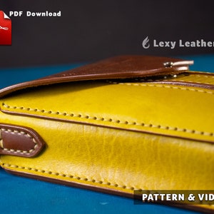 Puede incluir: Primer plano de un bolso de cuero amarillo con detalles y costuras de cuero marr&oacute;n. El bolso tiene un cierre de solapa y una correa con un broche de metal. El texto "PATTERN & VIDEO" es visible en la parte inferior de la imagen.