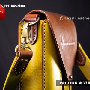 Puede incluir: Primer plano de un bolso bandolera de cuero amarillo y marr&oacute;n con cierre de lat&oacute;n y detalles de costura. El bolso tiene una solapa con el texto "Lexy LeatherCraft" en relieve. El texto "PATTERN & VIDEO" es visible en la parte inferior de la imagen.