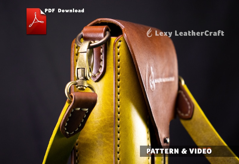 Puede incluir: Primer plano de un bolso bandolera de cuero amarillo y marr&oacute;n con cierre de lat&oacute;n y detalles de costura. El bolso tiene una solapa con el texto "Lexy LeatherCraft" en relieve. El texto "PATTERN & VIDEO" es visible en la parte inferior de la imagen.