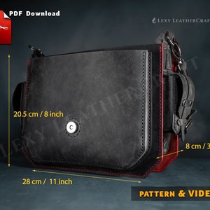 Puede incluir: Un bolso de cuero negro con costuras rojas y una hebilla plateada. El bolso mide 28 cm de ancho, 20,5 cm de alto y 8 cm de profundidad.  PDF Download, LEXY LEATHERCRAFT, PATTERN & VIDEO est&aacute;n impresos en la imagen.