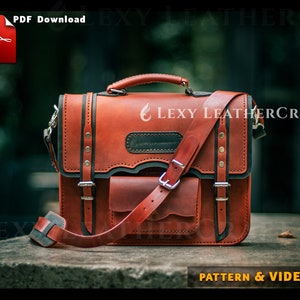 Op de afbeelding: Een bruine leren aktetas met een zwarte rand en een lange band. De tas heeft een voorvak en meerdere gespen. De tas staat op een houten oppervlak. De tekst "LEXY LEATHERCRAFT" is zichtbaar op de tas. De tekst "PATTERN & VIDEO" is zichtbaar onder de tas.