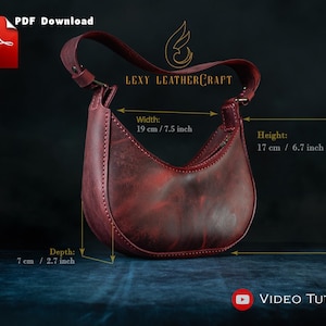 Może przedstawiać: Bordowa skórzana torebka o zakrzywionym kształcie. Torebka ma pasek na ramię i ma 19 cm szerokości, 17 cm wysokości i 7 cm głębokości. Widoczny jest tekst "LEXY LEATHERCRAFT". Zawiera plik PDF do pobrania i samouczek wideo.