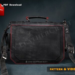 Puede incluir: Bolso de mensajero de cuero negro con costuras rojas y un asa superior. El bolso tiene un bolsillo frontal y una correa de hombro ajustable. El bolso est&aacute; etiquetado como "Lexy Leathercraft" y "Patr&oacute;n y V&iacute;deo".