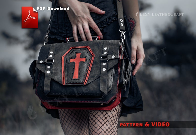 Puede incluir: Un bolso bandolera de cuero negro con ribete rojo y cierre de metal plateado. El bolso tiene un parche grande, rojo, en forma de ata&uacute;d con una cruz plateada. El bolso lo lleva una persona con medias de rejilla negras y falda negra. El texto "LEXY LEATHERCRAFT" es visible en la esquina superior derecha de la imagen. El texto "PATTERN & VIDEO" es visible en la esquina inferior derecha de la imagen.