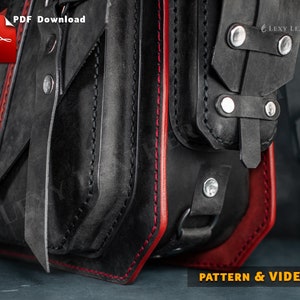 Puede incluir: Primer plano de un bolso de cuero negro con costuras rojas. El bolso tiene una solapa con una hebilla de metal y una correa. El texto "LEXY LEATHERCRAFT" es visible en el bolso. El texto "PATTERN & VIDEO" es visible en la parte inferior de la imagen.