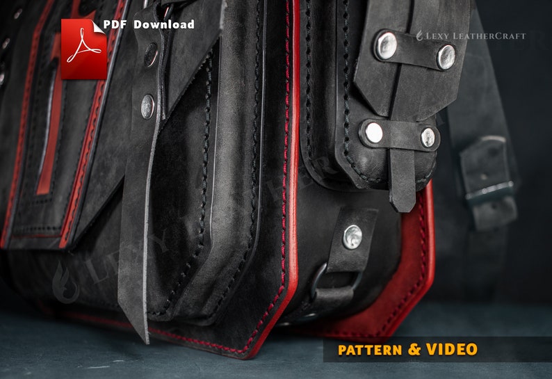 Puede incluir: Primer plano de un bolso de cuero negro con costuras rojas. El bolso tiene una solapa con una hebilla de metal y una correa. El texto "LEXY LEATHERCRAFT" es visible en el bolso. El texto "PATTERN & VIDEO" es visible en la parte inferior de la imagen.