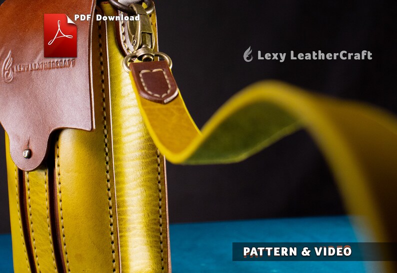 Puede incluir: Un bolso de cuero amarillo con una correa de cuero marr&oacute;n y un cierre de cremallera. El bolso tiene una solapa de cuero marr&oacute;n con el texto "Lexy LeatherCraft" en ella. El bolso est&aacute; sobre una superficie azul.  "PATTERN & VIDEO" est&aacute; impreso en la superficie.