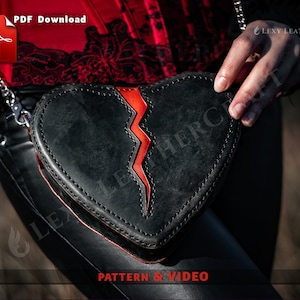 Può includere: Borsa a forma di cuore in pelle nera con un design a fulmine rosso. La borsa ha una tracolla a catena argentata e il testo "LEXY LEATHERCRAFT" è visibile sulla borsa. Il testo "PATTERN & VIDEO" è anche visibile nella parte inferiore dell'immagine.