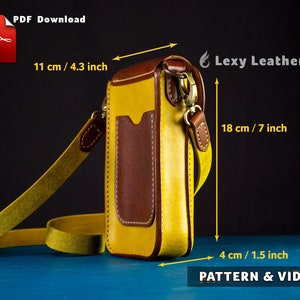 Puede incluir: Una funda de tel&eacute;fono de cuero amarillo con un bolsillo de cuero marr&oacute;n en la parte delantera. La funda tiene una correa de 18 cm de largo y 4 cm de ancho. La funda mide 11 cm de alto y 4,3 cm de ancho. El texto "Lexy LeatherCraft" es visible en la imagen.