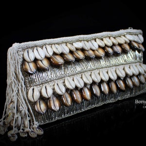 Bolso De Mano De Conchas De Color Crema Con Cuentas. 100 % hecho a mano. Bolso de mano tejido rectangular; Bolso de mano de noche de conchas marinas pulidas de alta calidad