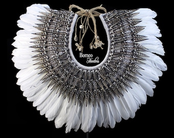 Collar grande de plumas y conchas marinas: collar de cuerda trenzada de Nueva Guinea (58 x 45 cm)