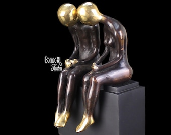 New Love, escultura de latón de 7 pulgadas enamorada, escultura de pareja, marrón envejecido y 'dorado'