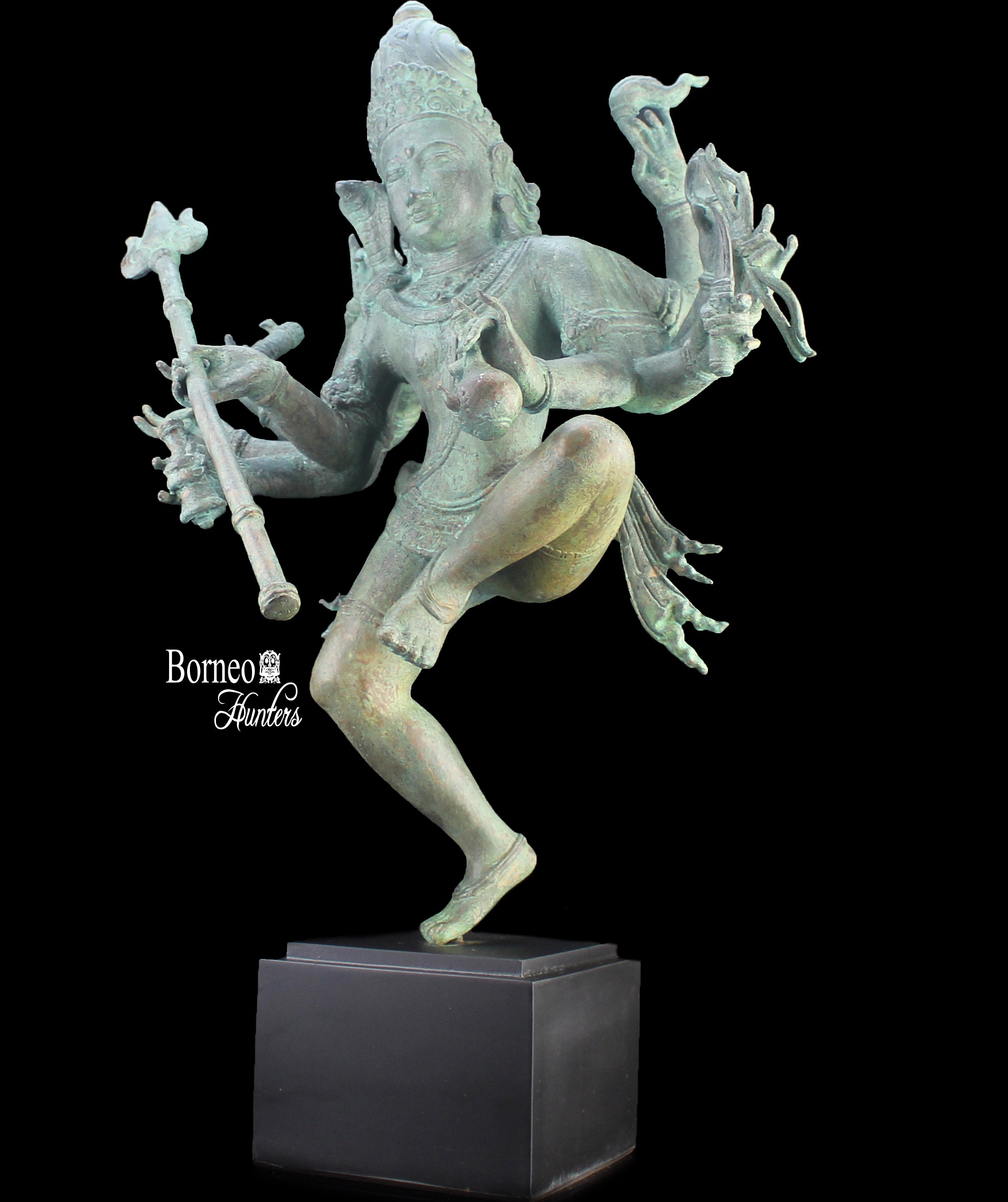 ブロンズ製の踊るシヴァ像：三叉槍を持つ十本の腕を持つヒンドゥー教の