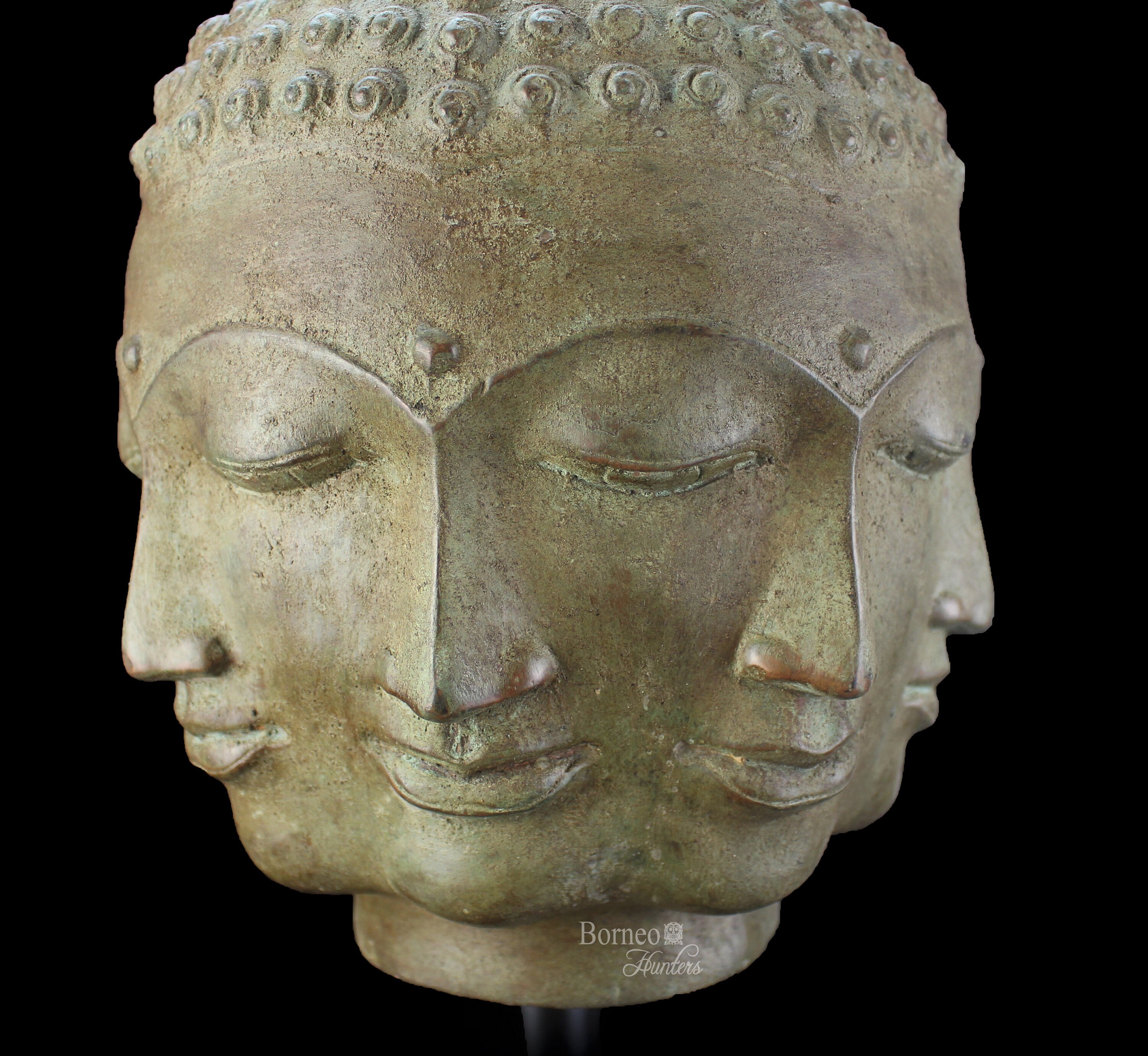 ブロンズ製仏像頭部 木製台座付き ブロンズ製仏像頭部 木製台座付き